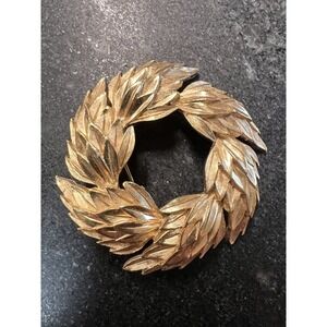 Vtg Crown Trifari Brushed Textured Circle Wreath Leaf Brooch Pin Gold Tone 2"